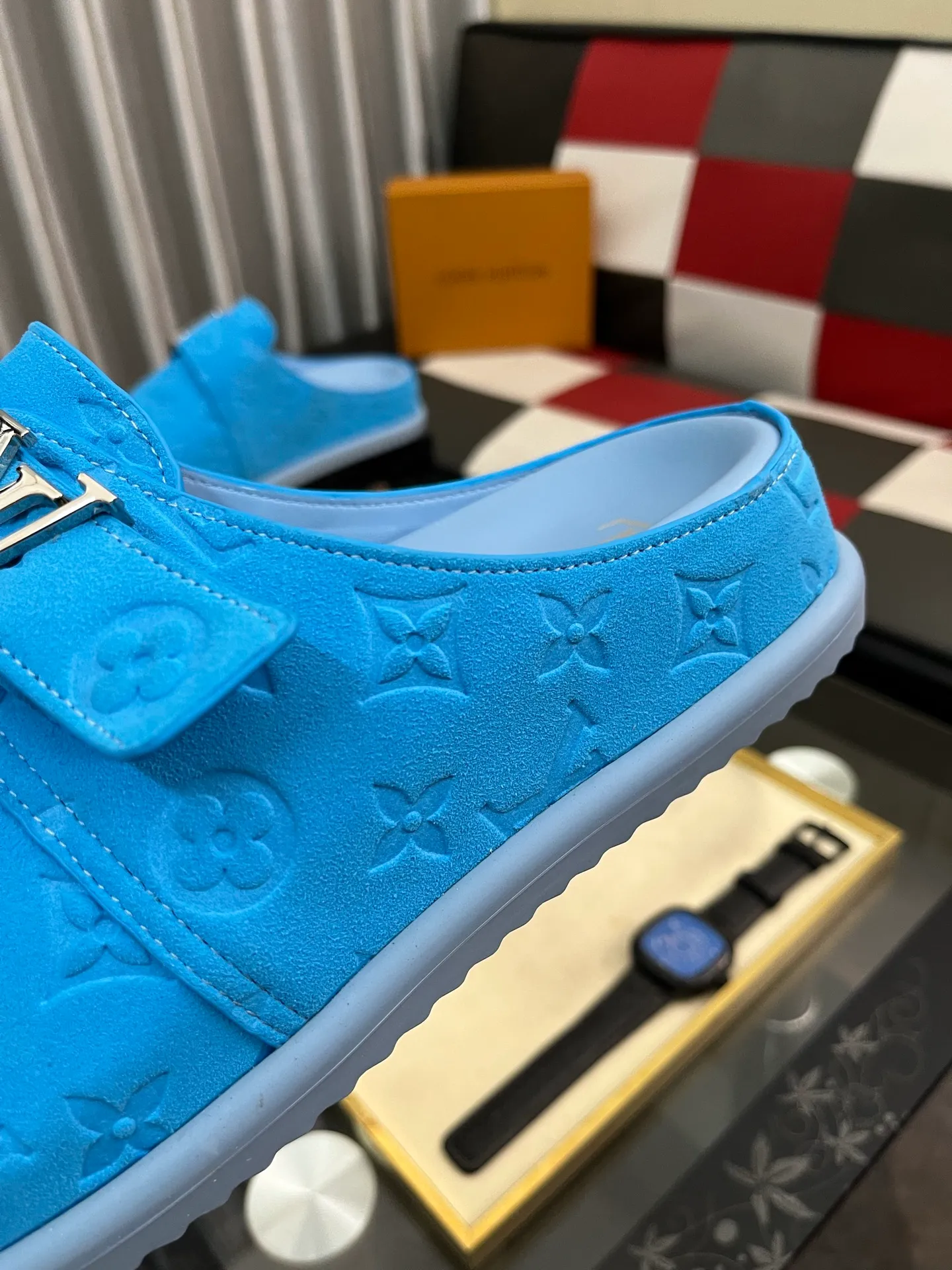 Men's shoes 💰380⌚️⌚️2025 new men's casual sandals and slippers, made of suede cow leather, with Monogram pattern to highlight the trendy style. Adjustable straps illuminated with LV letters, while a resilient insole and micro outsole provide lightweight comfort. Made of suede cow leather with embossed Monogram pattern and brand element metal hardware✅Adjustable straps➕Tough insole‼ ️Micro outsole. Comfortable and easy to wear‼ ️size: 38-446️⃣Colors available